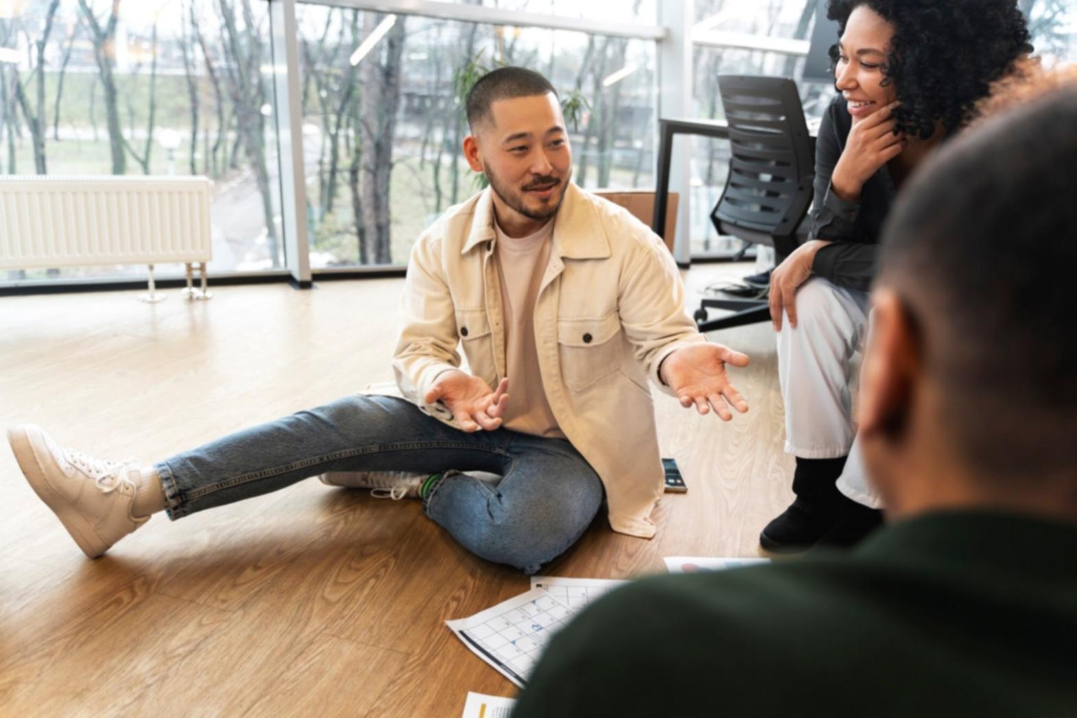 Moderne Lernumgebung mit interaktiven Arbeitsstationen für praktische Übungen