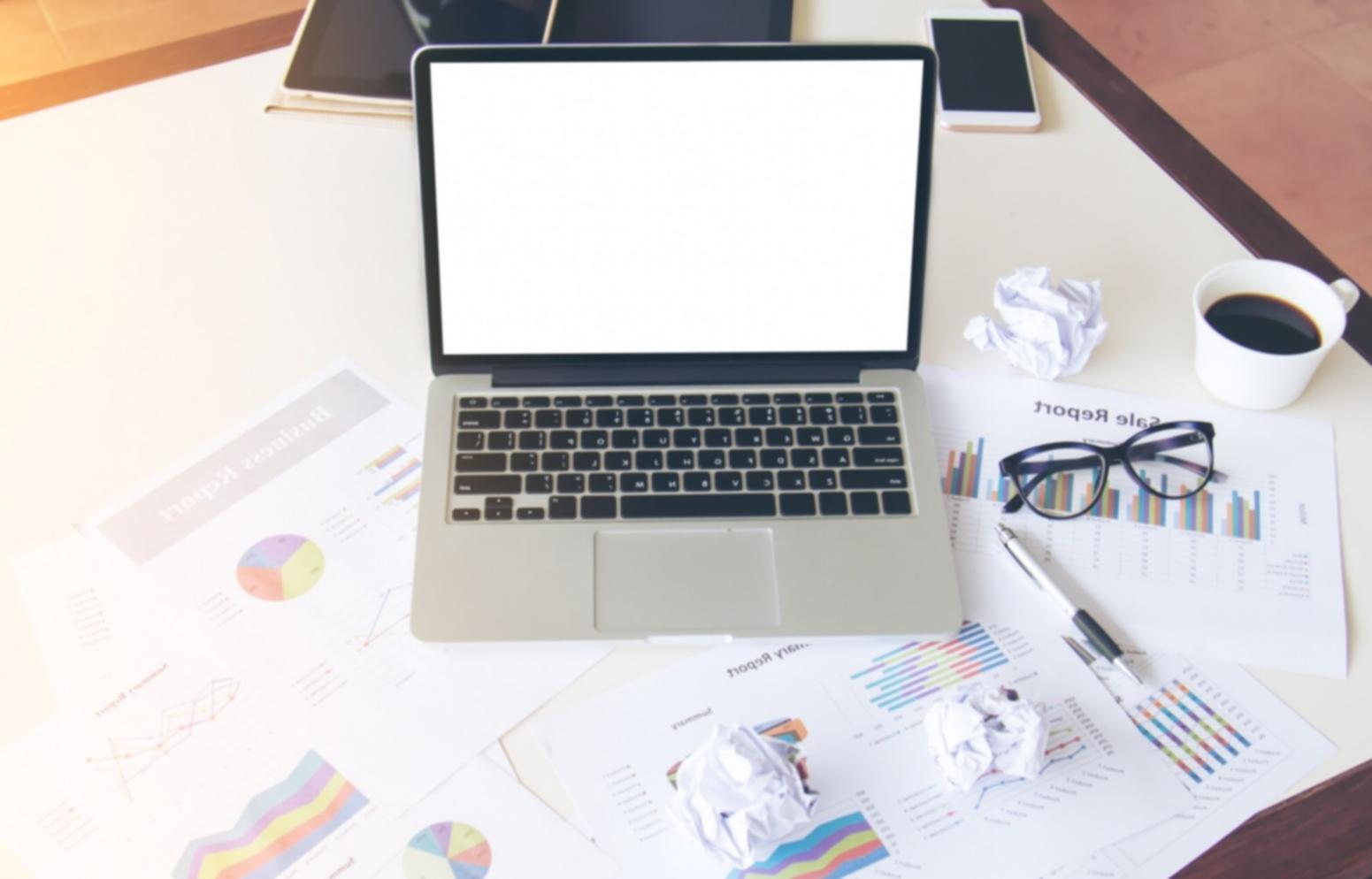 Teilnehmer während eines praktischen Workshops mit individueller Betreuung