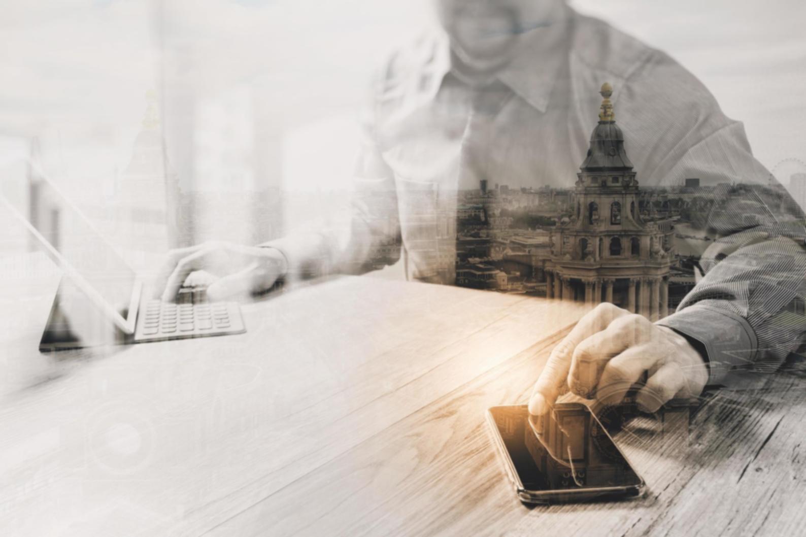 Praktische Workshop-Szenerie mit Arbeitsunterlagen