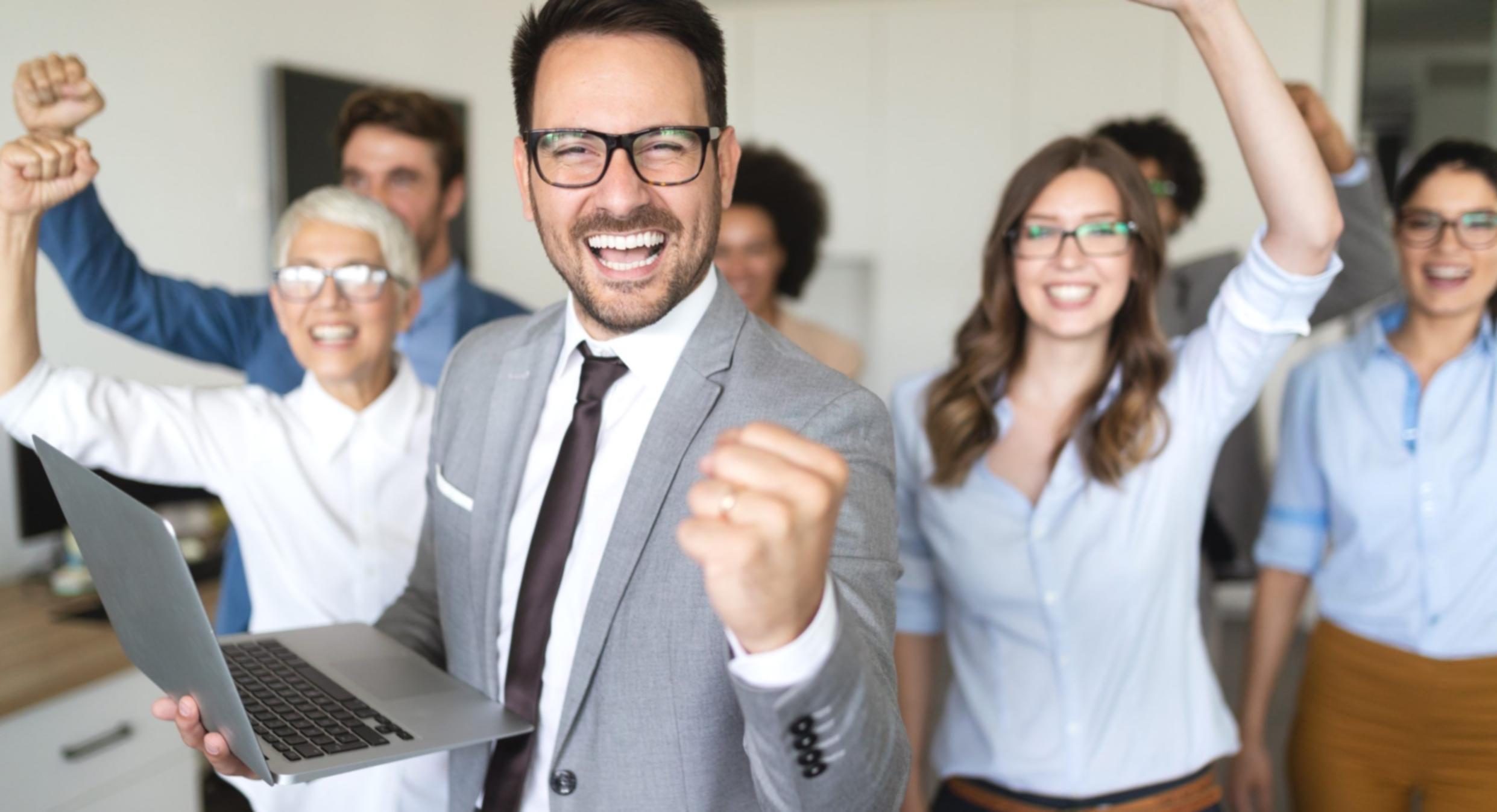 Praktische Workshop-Umgebung mit strukturierten Arbeitsmaterialien