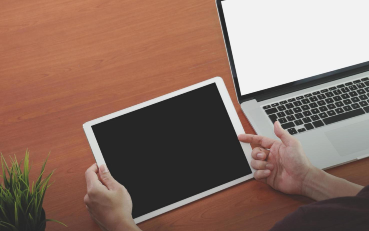 Internationale Studierende arbeiten gemeinsam an digitalen Projekten